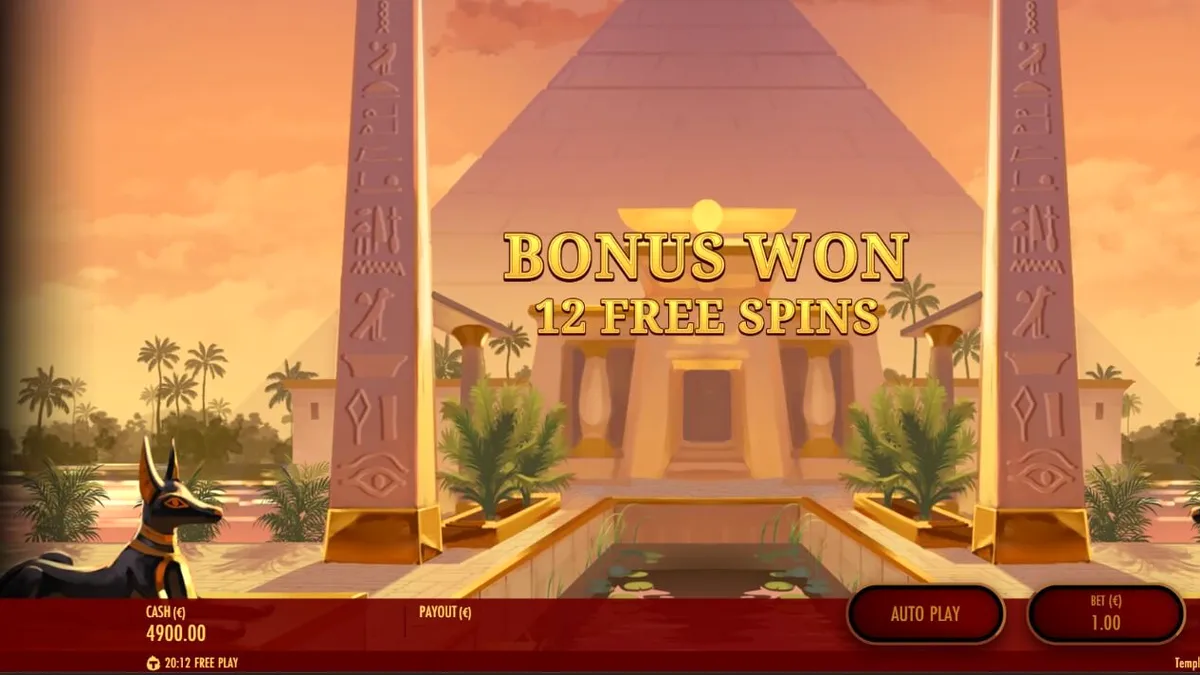 Interface do jogo de slot Temple of Akhet com símbolos egípcios e grade de 6x5